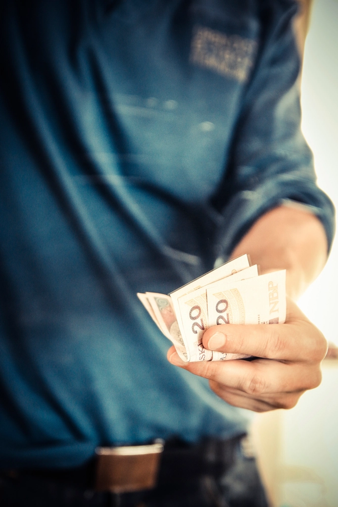 7 Legit Ways to Make Money While Traveling in 2026